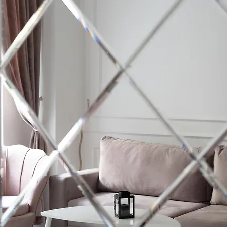 Elegant In The Centre Of By Renters