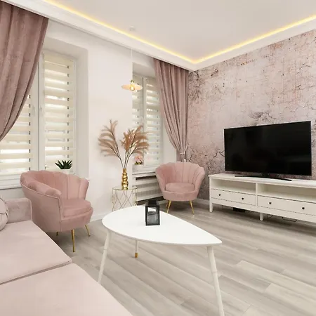 Elegant In The Centre Of By Renters Apartment *