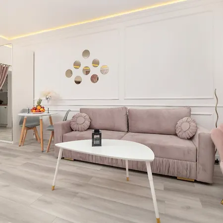 Elegant In The Centre Of By Renters Apartment *